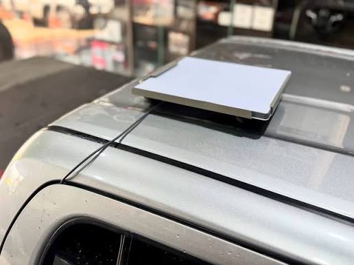 Antena Starlink Mini instalada en camioneta para trabajo de campo en Piura