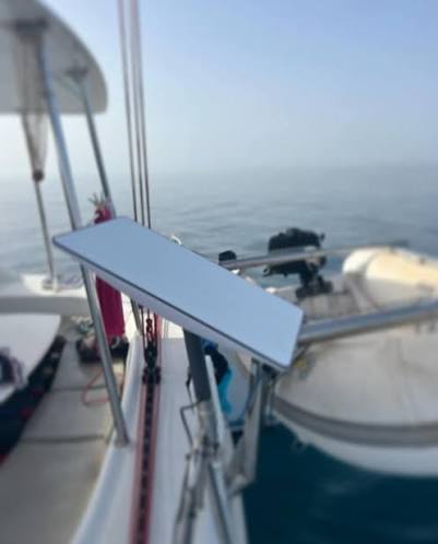 Antena Starlink instalada en el mástil de un velero para navegación con internet