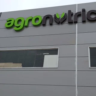 Fachada del edificio corporativo de Agronutrición en Piura