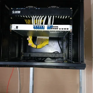 Gabinete de red con switch Satra y fibra óptica organizada, proyecto Agronutrición