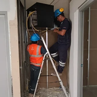 Instalación de gabinete de red en pared durante la obra civil de Agronutrición en Piura