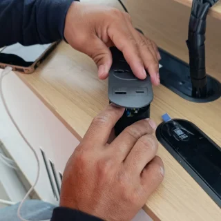 Instalación de tomacorriente y punto de red en escritorio corporativo, Agronutrición
