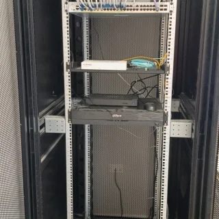Rack de servidores con switch y grabador NVR Dahua instalado en Agronutrición