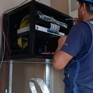 Técnico configurando switch dentro de gabinete de red en Agronutrición