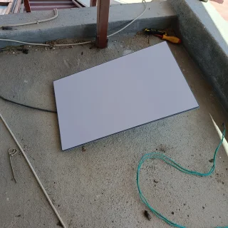 Antena Starlink Standard sobre el techo, previa a su instalación en Chifles Olaechea