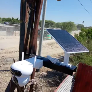 Cámara de seguridad EZVIZ alimentada con panel solar instalada en poste, Chifles Olaechea