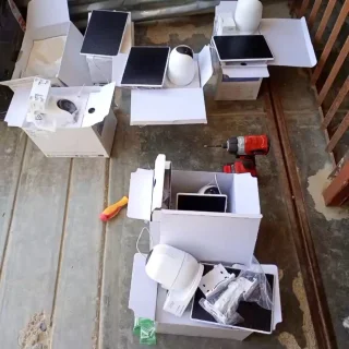 Cámaras de seguridad EZVIZ y herramientas de instalación sobre el techo de Chifles Olaechea