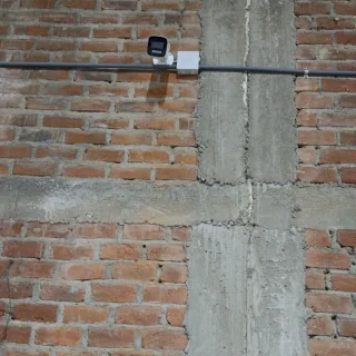 Cámara bullet instalada en pared exterior del almacén de J&T Express