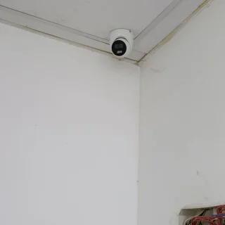 Cámara de seguridad domo instalada en interior de las instalaciones de J&T Express