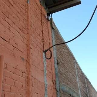 Cámara de seguridad perimetral con cableado exterior, instalación J&T Express