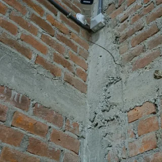 Cámara de seguridad instalada en esquina de pared perimetral, J&T Express