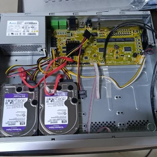 Instalación de discos duros dentro del NVR Hikvision, proyecto J&T Express