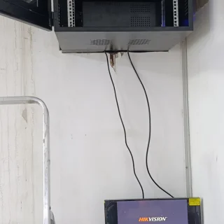 Grabador NVR Hikvision instalado en pared, centro de monitoreo de J&T Express