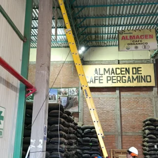 Instalación de cámaras de seguridad en el almacén de café pergamino de Norandino
