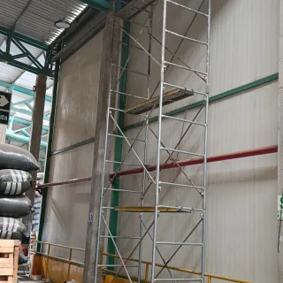 Andamio de trabajo para la instalación de cámaras en la planta de café de Norandino