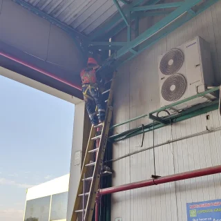 Técnico instalando cámara de seguridad en altura dentro de la planta de Norandino
