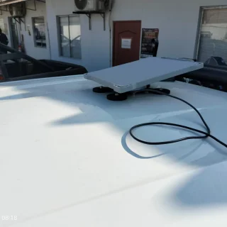 Camioneta de Solux Group SAC con antena Starlink Mini instalada en el patio de operaciones