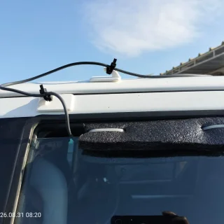 Antena Starlink Mini instalada en el techo de una camioneta de Solux Group SAC en Piura