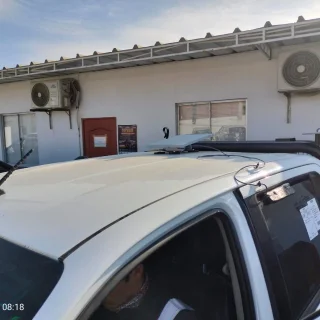 Camioneta con antena Starlink Mini instalada, estacionada frente a las oficinas de Solux Group SAC