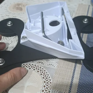 Ensamblaje de la base de la antena Starlink Mini en el soporte vehicular, proyecto Solux Group SAC