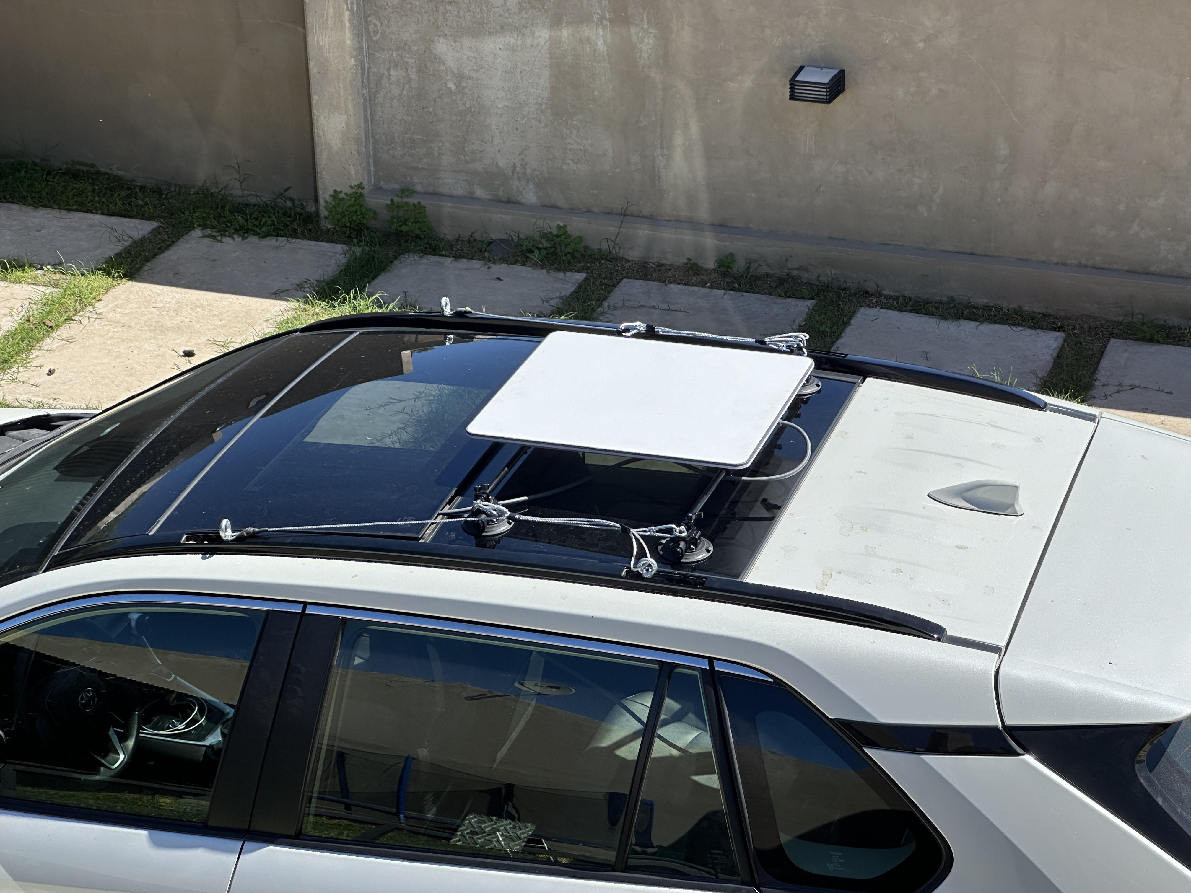 Instalación de antena Starlink Mini sobre el techo de una camioneta en Piura