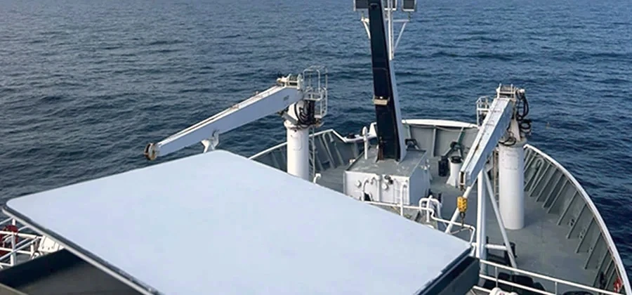 Antena Starlink marítimo instalada en un bote de pesca industrial